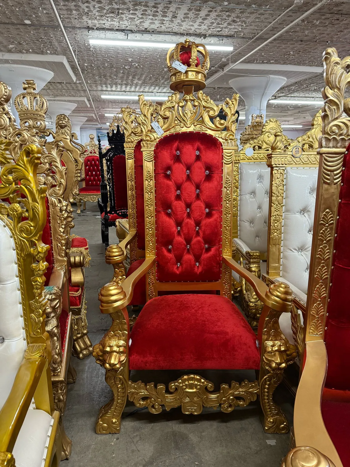 红色天鹅绒国王宝座